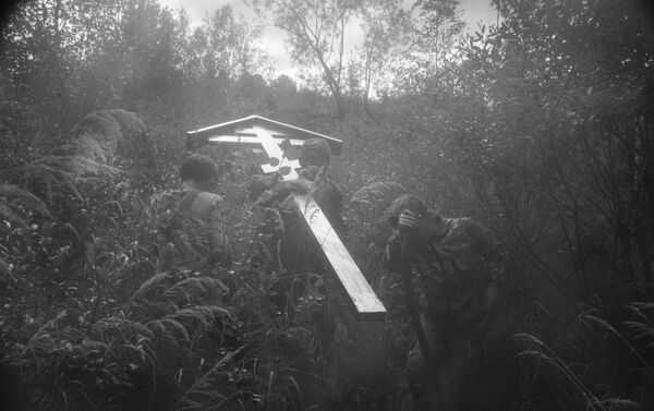 'Viejos creyentes llevan una cruz para erigirla en el sitio de las ermitas' por Fyodor Telkov, Rusia - Sputnik Mundo