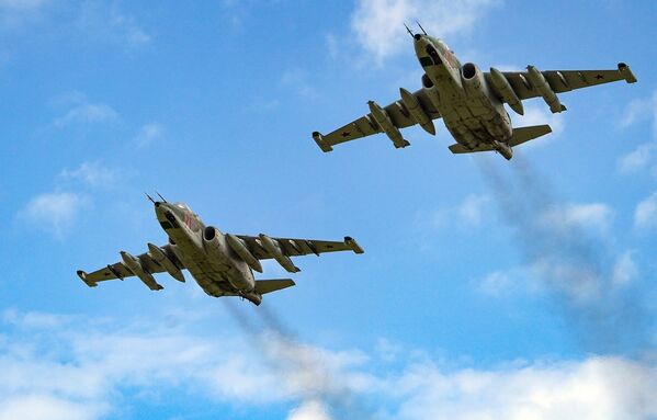 Más de 70 aeronaves surcan el cielo en el ensayo final del Desfile de la Victoria - Sputnik Mundo