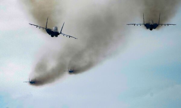 Más de 70 aeronaves surcan el cielo en el ensayo final del Desfile de la Victoria - Sputnik Mundo