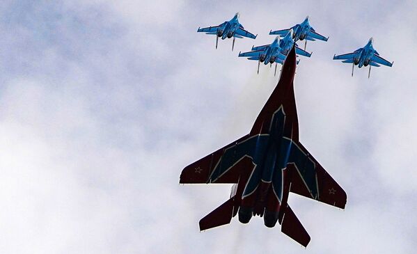 Más de 70 aeronaves surcan el cielo en el ensayo final del Desfile de la Victoria - Sputnik Mundo