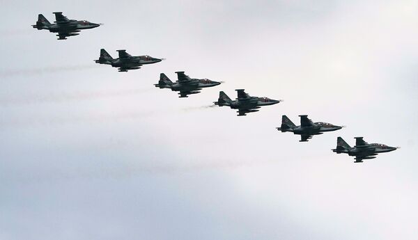 Más de 70 aeronaves surcan el cielo en el ensayo final del Desfile de la Victoria - Sputnik Mundo