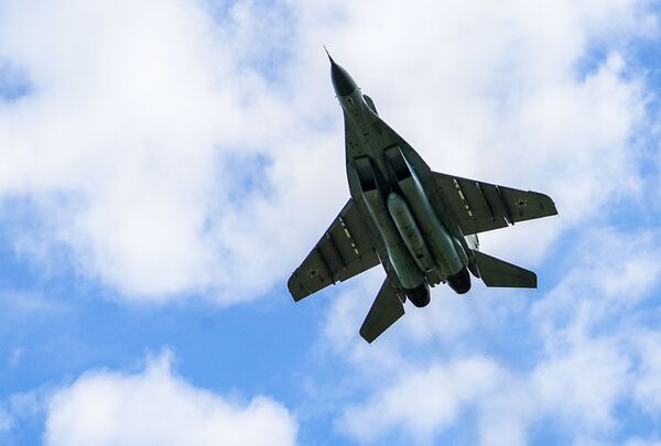 Más de 70 aeronaves surcan el cielo en el ensayo final del Desfile de la Victoria - Sputnik Mundo