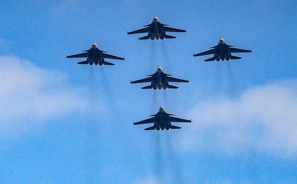 Más de 70 aeronaves surcan el cielo en el ensayo final del Desfile de la Victoria - Sputnik Mundo