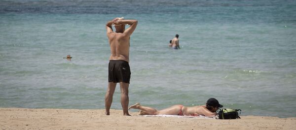 Bañistas en Palma de Mallorca (imagen referencial) - Sputnik Mundo