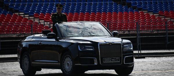 Limusinas descapotables Aurus se preparan para desfilar en la Plaza Roja
 - Sputnik Mundo