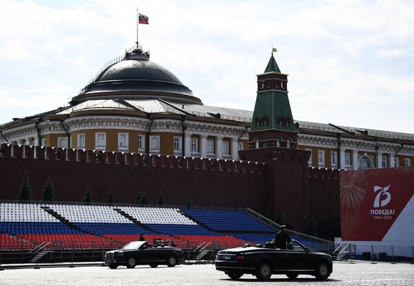 Limusinas descapotables Aurus se preparan para desfilar en la Plaza Roja - Sputnik Mundo