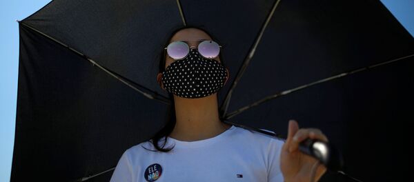 Una mujer en mascarilla en Brasilia - Sputnik Mundo
