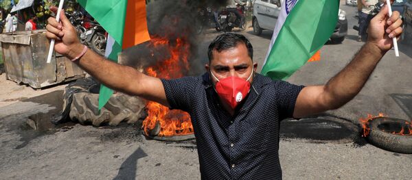 Un manifestante con la bandera de la India en las protestas tras el enfrentamiento entre militares en la frontera entre la India y China - Sputnik Mundo