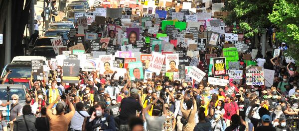 Protestas en EEUU por la brutalidad policial y el racismo - Sputnik Mundo