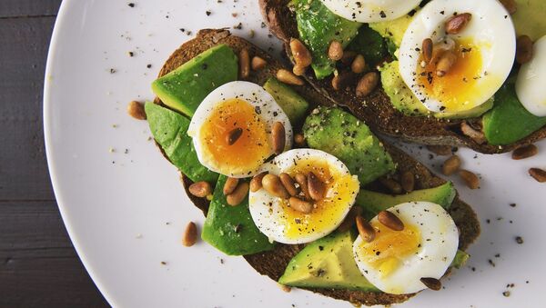 Una tostada con huevo y aguacate - Sputnik Mundo