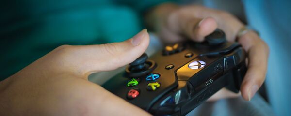 Una persona juega a una consola (imagen referencial) Una persona juega a una consola (imagen referencial) - Sputnik Mundo