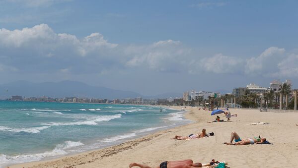 Una playa en la Palma de Mallorca, España - Sputnik Mundo