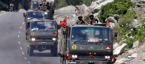 Vehículos militares indios en Cachemira Vehículos militares indios en Cachemira - Sputnik Mundo