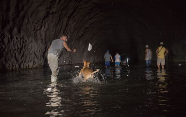 Unos venezolanos intentan conseguir el agua en el túnel Cota Mil - Sputnik Mundo