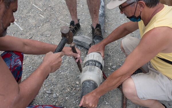 Unos venezolanos intentan conseguir el agua - Sputnik Mundo