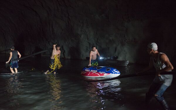 Unos venezolanos intentan conseguir el agua en el túnel Cota Mil - Sputnik Mundo
