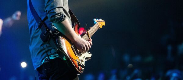 Un músico durante un recital. Imagen referencial - Sputnik Mundo