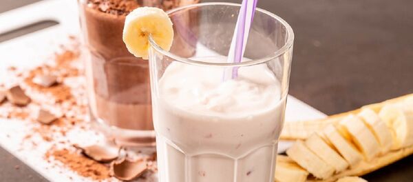 Un batido de plátano con leche (imagen referencial) - Sputnik Mundo