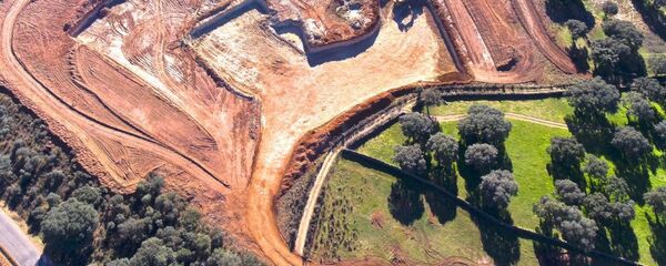 Balsa abierta en Retortillo, un pueblo de España, para una posible mina de uranio. - Sputnik Mundo