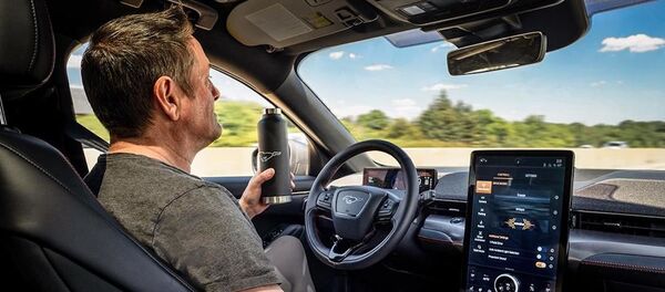 Active Drive Assist, el sistema de piloto automático de Ford - Sputnik Mundo