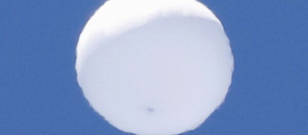 Un objeto blanco con forma de globo en el cielo en Sendai, Japón - Sputnik Mundo