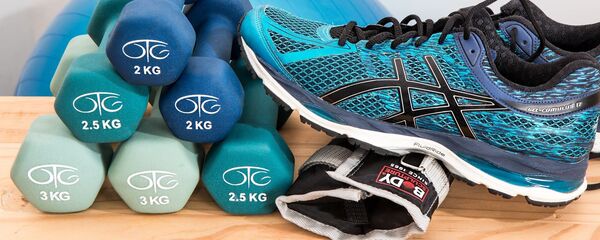 Unas pesas y zapatillas deportivas (imagen referencial) - Sputnik Mundo