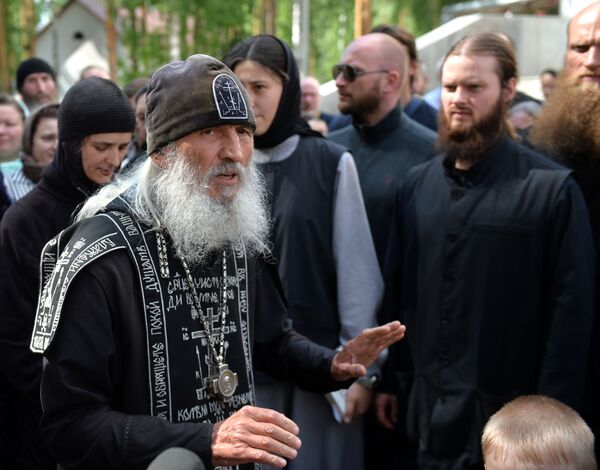 Qué sucede en el monasterio 'tomado' por un escandaloso sacerdote en Rusia Qué sucede en el monasterio 'tomado' por un escandaloso sacerdote en Rusia - Sputnik Mundo