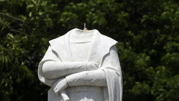 Una estatua de Cristóbal Colón en Boston decapitada por los manifestantes - Sputnik Mundo