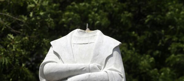 Una estatua de Cristóbal Colón en Boston decapitada por los manifestantes Una estatua de Cristóbal Colón en Boston decapitada por los manifestantes - Sputnik Mundo