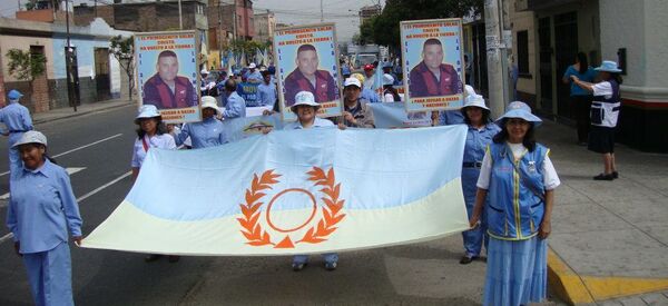 Miembros de Alfa y Omega marchando en Lima y portando retratos con la única foto existente de Luis Soto Romero, el Cristo nacido en Chile - Sputnik Mundo