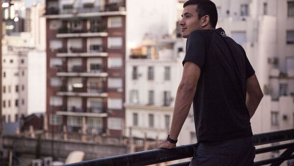 Hombre mirando la ciudad desde la terraza - Sputnik Mundo