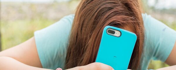 Adolescente con un smartphone - Sputnik Mundo