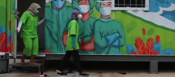 Медицинские работники у мобильной лаборатории в Джакарте, Индонезия - Sputnik Mundo