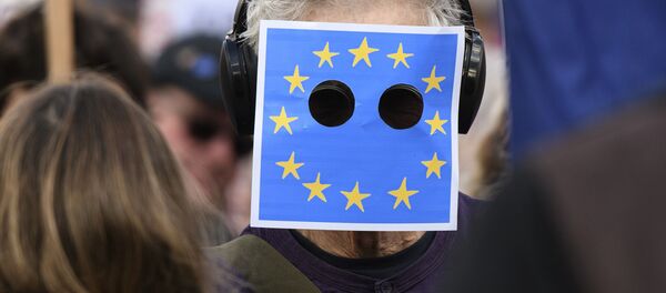 Un hombre con la bandera de la UE - Sputnik Mundo