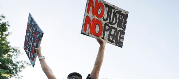 Una protesta contra racismo en Minneapolis en vísperas de Juneteenth - Sputnik Mundo