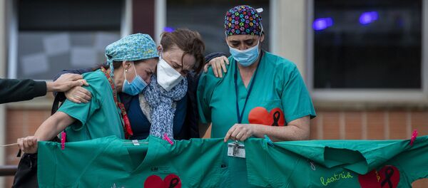 Trabajadores lloran en un memorial por enfermero muerto por coronavirus - Sputnik Mundo