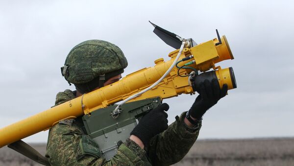 Un soldado ruso con el sistema de misiles portátil Igla - Sputnik Mundo