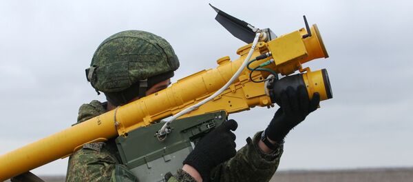 Un soldado ruso con el sistema de misiles portátil Igla Un soldado ruso con el sistema de misiles portátil Igla - Sputnik Mundo