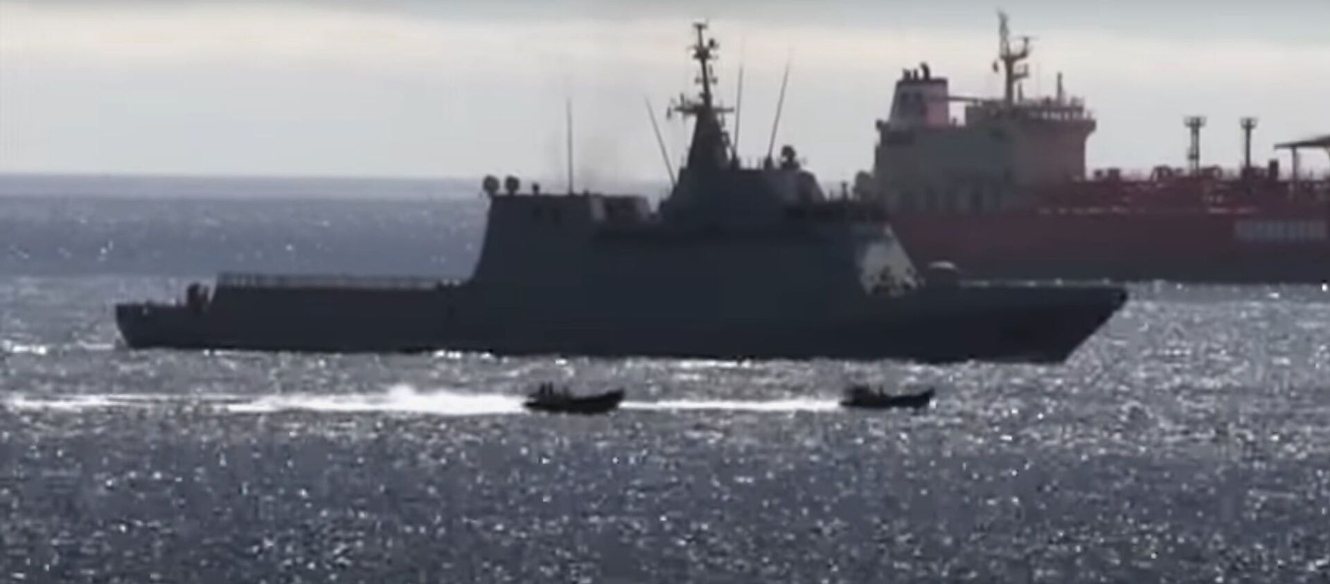 Captura de pantalla del vídeo de Royal Navy echando al buque de guerra español de Gibraltar Captura de pantalla del vídeo de Royal Navy echando al buque de guerra español de Gibraltar - Sputnik Mundo, 1920, 19.06.2020
