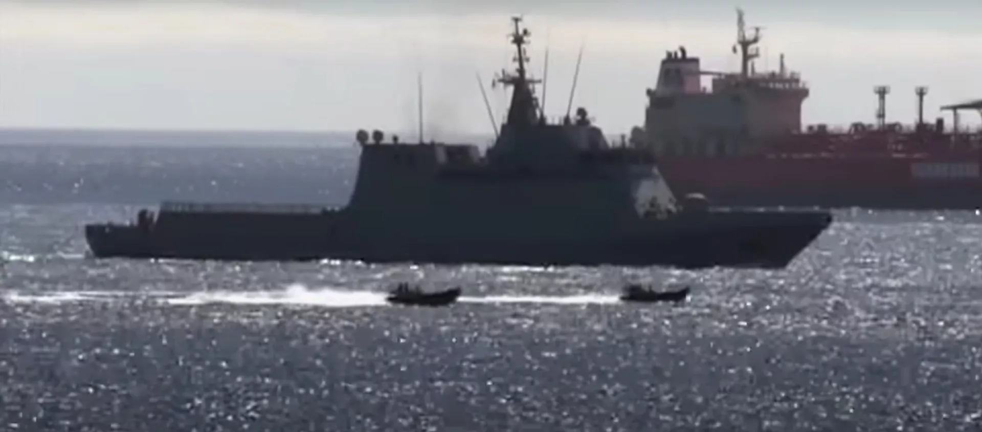 Captura de pantalla del vídeo de Royal Navy echando al buque de guerra español de Gibraltar Captura de pantalla del vídeo de Royal Navy echando al buque de guerra español de Gibraltar - Sputnik Mundo, 1920, 19.06.2020
