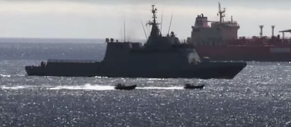 Captura de pantalla del vídeo de Royal Navy echando al buque de guerra español de Gibraltar - Sputnik Mundo