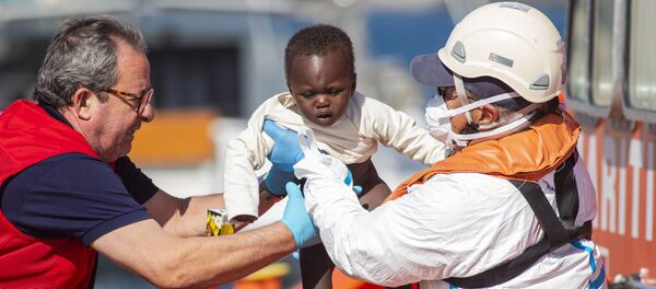 Un bebé llegando a la costa de las islas Canarias en diciembre de 2019 - Sputnik Mundo