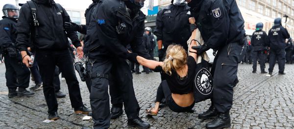 Detención de una manifestante, imagen referencial Detención de una manifestante, imagen referencial - Sputnik Mundo