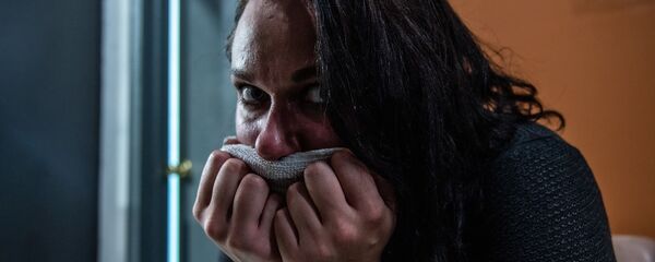 Mujer secándose el sudor - Sputnik Mundo