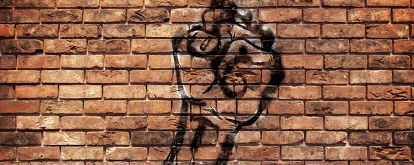 Un puño cerrado en alto en señal de protesta - Sputnik Mundo