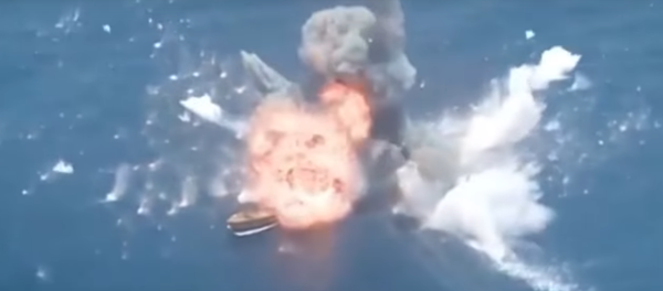 Misiles iraníes destruyen unos barcos - Sputnik Mundo