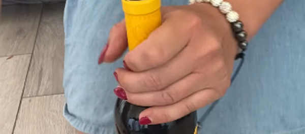 Un insólito método para abrir una botella de vino sin sacacorchos - Sputnik Mundo