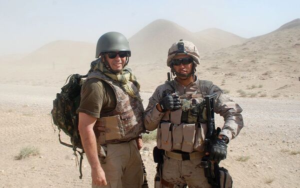 El pintor en Afganistan con soldados españoles de otras razas y culturas - Sputnik Mundo