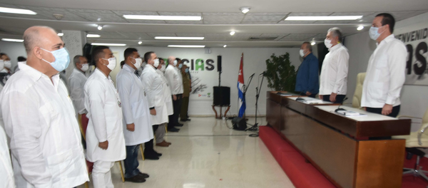 El presidente de Cuba, Miguel Díaz-Canel, y el primer ministro, Manuel Marrero, recibiendo a los 52 colaboradores de salud cubanos - Sputnik Mundo