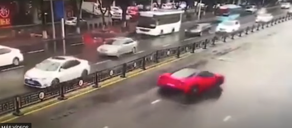 Mala suerte: una mujer destroza un Ferrari minutos después de alquilarlo - Sputnik Mundo